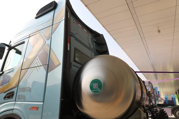 ��������X6000 ��ѡ�� 15.7L LNG 720���� 6X4 ��ʿ��16�� ǣ����ͼƬ