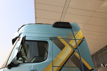 ��������X6000 ��ѡ�� 15.7L LNG 720���� 6X4 ��ʿ��16�� ǣ����ͼƬ