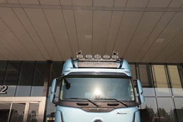 ��������X6000 ��ѡ�� 15.7L LNG 720���� 6X4 ��ʿ��16�� ǣ����ͼƬ