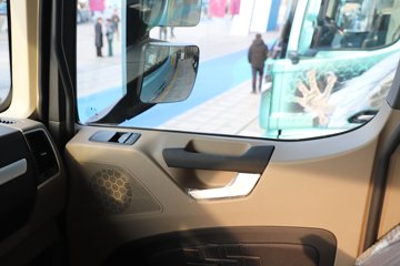 ��������X6000 ��ѡ�� 15.7L LNG 720���� 6X4 ��ʿ��16�� ǣ����ͼƬ