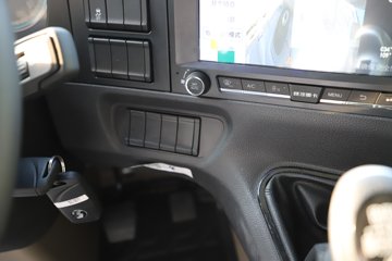 ��������X6000 ��ѡ�� 15.7L LNG 720���� 6X4 ��ʿ��16�� ǣ����ͼƬ