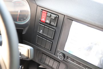 ��������X6000 ��ѡ�� 15.7L LNG 720���� 6X4 ��ʿ��16�� ǣ����ͼƬ