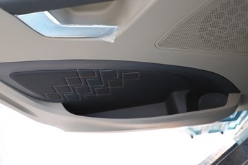 ��������X6000 ��ѡ�� 15.7L LNG 720���� 6X4 ��ʿ��16�� ǣ����ͼƬ