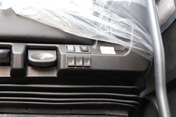 ��������X6000 ��ѡ�� 15.7L LNG 720���� 6X4 ��ʿ��16�� ǣ����ͼƬ