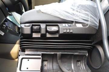 ��������X6000 ��ѡ�� 15.7L LNG 720���� 6X4 ��ʿ��16�� ǣ����ͼƬ