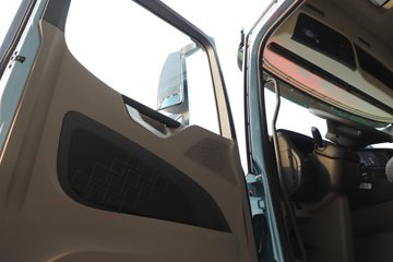 ��������X6000 ��ѡ�� 15.7L LNG 720���� 6X4 ��ʿ��16�� ǣ����ͼƬ