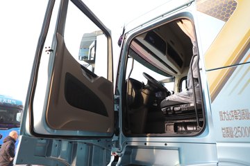 ��������X6000 ��ѡ�� 15.7L LNG 720���� 6X4 ��ʿ��16�� ǣ����ͼƬ