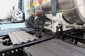 ��������X6000 ��ѡ�� 15.7L LNG 720���� 6X4 ��ʿ��16�� ǣ����ͼƬ