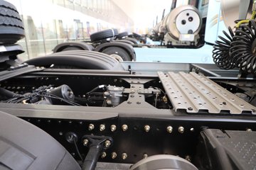 ��������X6000 ��ѡ�� 15.7L LNG 720���� 6X4 ��ʿ��16�� ǣ����ͼƬ