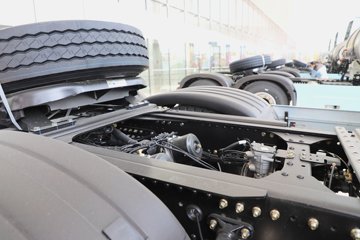 ��������X6000 ��ѡ�� 15.7L LNG 720���� 6X4 ��ʿ��16�� ǣ����ͼƬ