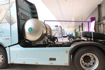 ��������X6000 ��ѡ�� 15.7L LNG 720���� 6X4 ��ʿ��16�� ǣ����ͼƬ