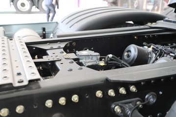 ��������X6000 ��ѡ�� 15.7L LNG 720���� 6X4 ��ʿ��16�� ǣ����ͼƬ