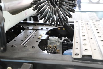 ��������X6000 ��ѡ�� 15.7L LNG 720���� 6X4 ��ʿ��16�� ǣ����ͼƬ