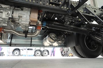 ��������X6000 ��ѡ�� 15.7L LNG 720���� 6X4 ��ʿ��16�� ǣ����ͼƬ