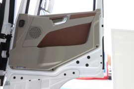 德龙G6000E&nbsp;电动牵引车驾驶室图片