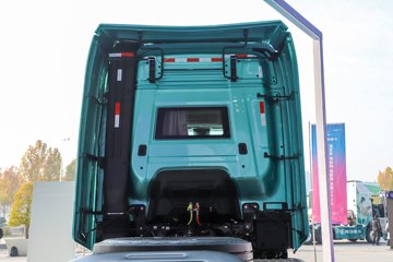 ��������X6000 �����콢 14.6L LNG 630���� 6X4 ��ʿ��12�� AMT�Զ��� ǣ����ͼƬ