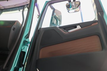 ��������X6000 �����콢 14.6L LNG 630���� 6X4 ��ʿ��12�� AMT�Զ��� ǣ����ͼƬ