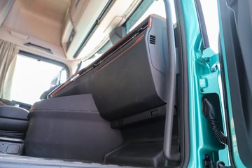 ��������X6000 �����콢 14.6L LNG 630���� 6X4 ��ʿ��12�� AMT�Զ��� ǣ����ͼƬ