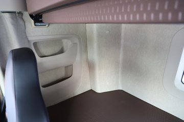 ��������X6000 �����콢 14.6L LNG 630���� 6X4 ��ʿ��12�� AMT�Զ��� ǣ����ͼƬ