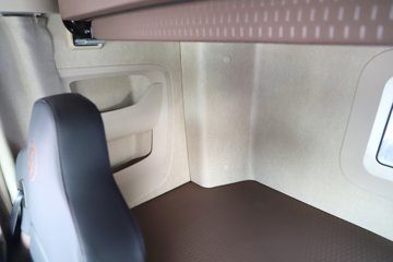 ��������X6000 �����콢 14.6L LNG 630���� 6X4 ��ʿ��12�� AMT�Զ��� ǣ����ͼƬ