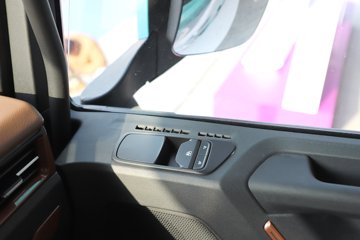 ��������X6000 �����콢 14.6L LNG 630���� 6X4 ��ʿ��12�� AMT�Զ��� ǣ����ͼƬ