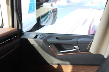 ��������X6000 �����콢 14.6L LNG 630���� 6X4 ��ʿ��12�� AMT�Զ��� ǣ����ͼƬ