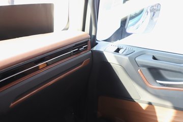 ��������X6000 �����콢 14.6L LNG 630���� 6X4 ��ʿ��12�� AMT�Զ��� ǣ����ͼƬ