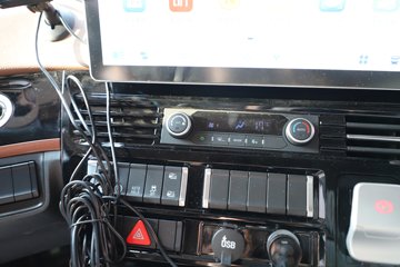 ��������X6000 �����콢 14.6L LNG 630���� 6X4 ��ʿ��12�� AMT�Զ��� ǣ����ͼƬ