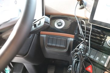 ��������X6000 �����콢 14.6L LNG 630���� 6X4 ��ʿ��12�� AMT�Զ��� ǣ����ͼƬ