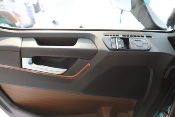 ��������X6000 �����콢 14.6L LNG 630���� 6X4 ��ʿ��12�� AMT�Զ��� ǣ����ͼƬ