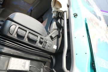 ��������X6000 �����콢 14.6L LNG 630���� 6X4 ��ʿ��12�� AMT�Զ��� ǣ����ͼƬ