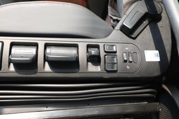 ��������X6000 �����콢 14.6L LNG 630���� 6X4 ��ʿ��12�� AMT�Զ��� ǣ����ͼƬ