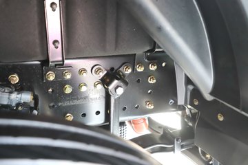 ��������X6000 �����콢 14.6L LNG 630���� 6X4 ��ʿ��12�� AMT�Զ��� ǣ����ͼƬ