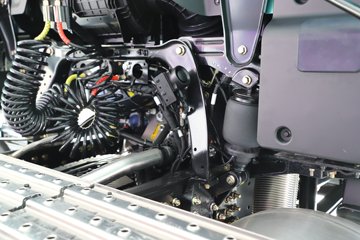 ��������X6000 �����콢 14.6L LNG 630���� 6X4 ��ʿ��12�� AMT�Զ��� ǣ����ͼƬ