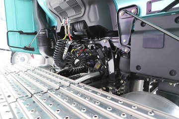 ��������X6000 �����콢 14.6L LNG 630���� 6X4 ��ʿ��12�� AMT�Զ��� ǣ����ͼƬ