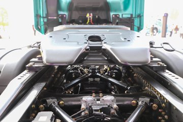 ��������X6000 �����콢 14.6L LNG 630���� 6X4 ��ʿ��12�� AMT�Զ��� ǣ����ͼƬ