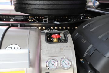 ��������X6000 �����콢 14.6L LNG 630���� 6X4 ��ʿ��12�� AMT�Զ��� ǣ����ͼƬ