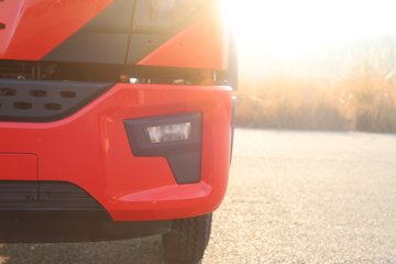 �����½�����X1 3L���� 210���� 4X2 ��ʿ��8�� �ػ���ͼƬ