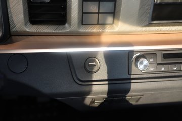 �����½�����X1 3L���� 210���� 4X2 ��ʿ��8�� �ػ���ͼƬ