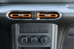 东风途逸T7 2025款 1.6L汽油 122马力 5档 2.505米双排栏板微卡 东风途逸T7 2025款 1.6L汽油 122马力 5档 2.505米双排栏板微卡