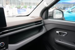 解放悦图 豪华版 1.6L汽油 122马力 东安5档 2.6米双排仓栅式微卡(后单胎)