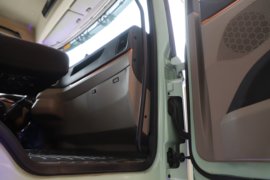 德龙H6000E&nbsp;电动自卸车驾驶室图片