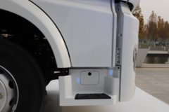 陕汽德龙M5000E 4X2 纯电动厢式载货车 600kWh