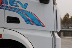 陕汽德龙M5000E 4X2 纯电动厢式载货车 600kWh