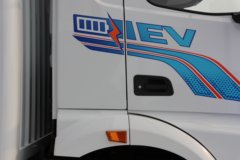 陕汽德龙M5000E 4X2 纯电动厢式载货车 600kWh