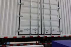 陕汽德龙M5000E 4X2 纯电动厢式载货车 600kWh