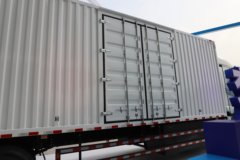 陕汽德龙M5000E 4X2 纯电动厢式载货车 600kWh