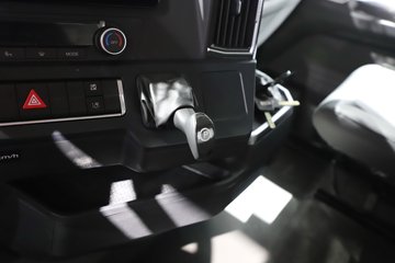 �����ǵ¿�C5L 390���� 4X2 AMT�Զ��� 6.9����س�ͼƬ