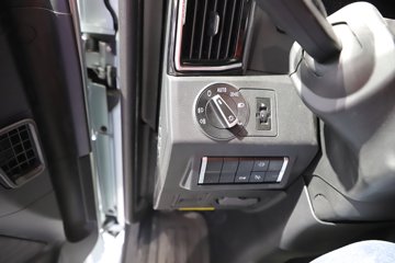 �����ǵ¿�C5L 390���� 4X2 AMT�Զ��� 6.9����س�ͼƬ