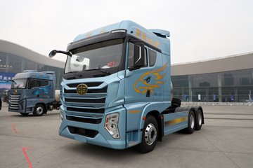 解放鹰途 商务舱 15.6L LNG 660马力 6X4 一汽解放12档 AMT自动档 牵引车